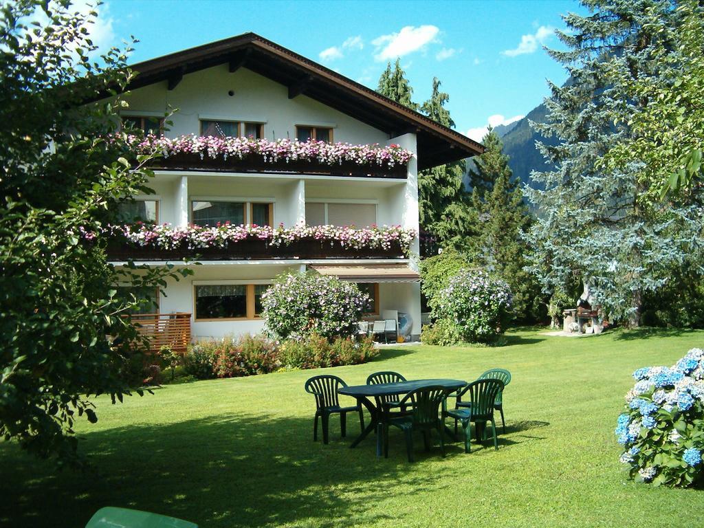 Gaestehaus Ahornblick Mayrhofen Exterior photo