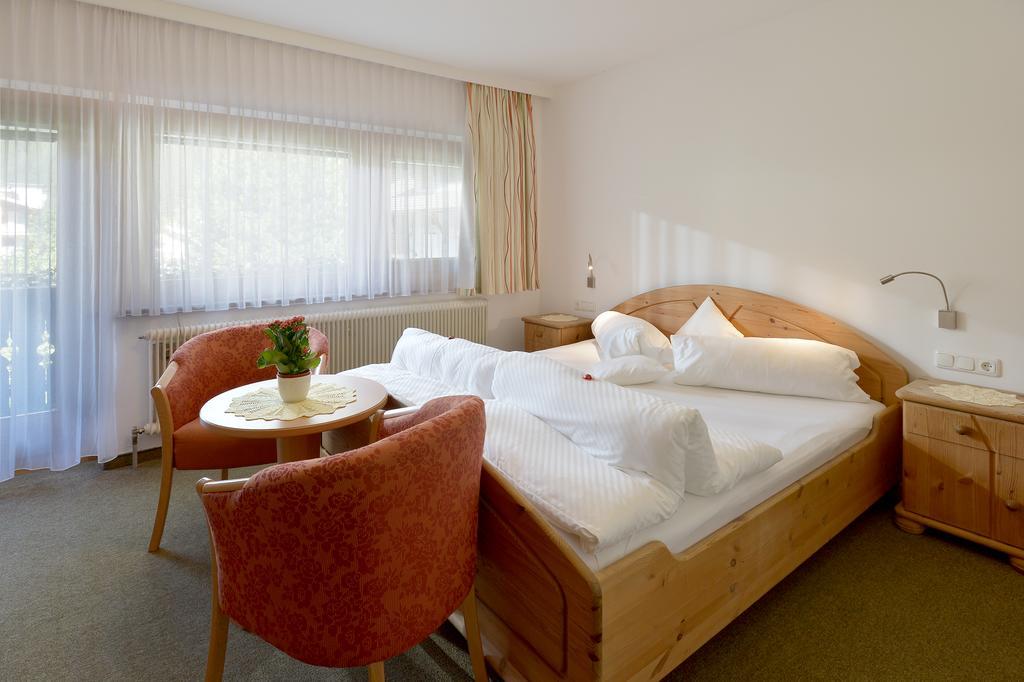 Gaestehaus Ahornblick Mayrhofen Room photo