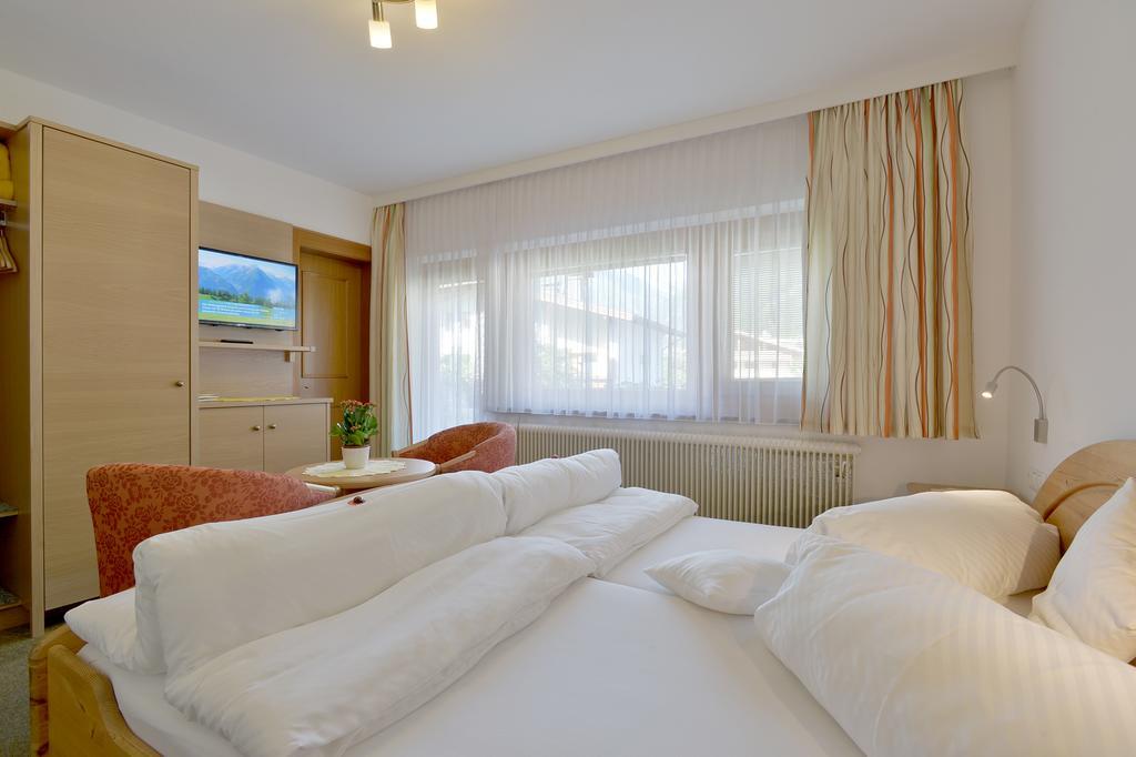 Gaestehaus Ahornblick Mayrhofen Room photo