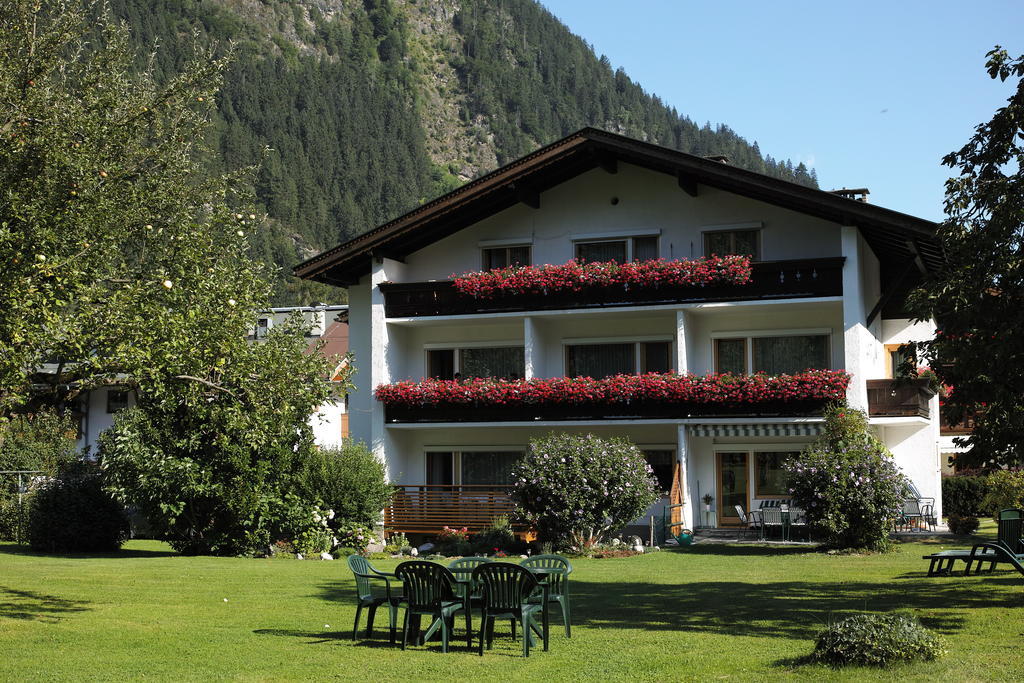 Gaestehaus Ahornblick Mayrhofen Exterior photo